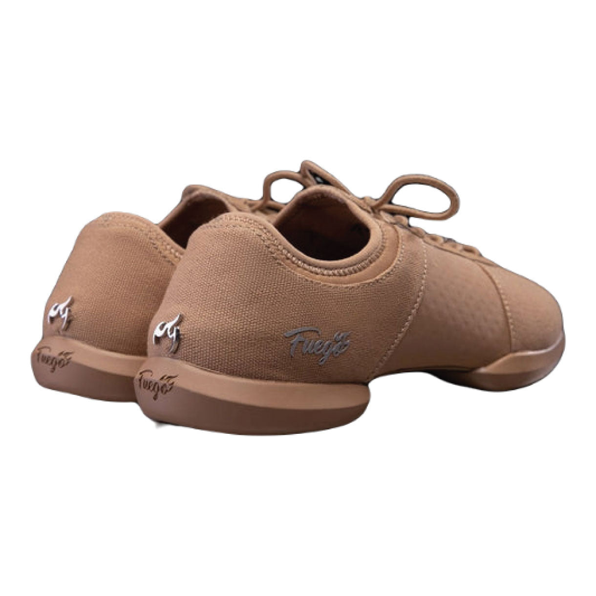 Die veganen Fuego Dance Sneakers von Fuego Dance Shoes in Latte haben ein niedriges Profil mit Schnürdesign und „Fuego“-Logo an der Ferse.